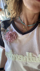 T-shirt bicolore con applicazioni