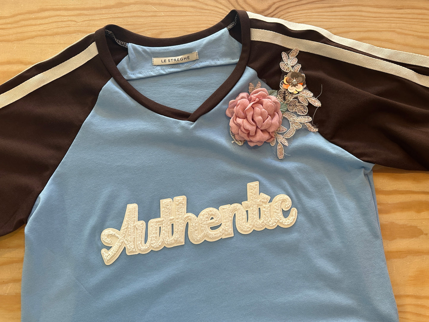 T-shirt bicolore con applicazioni