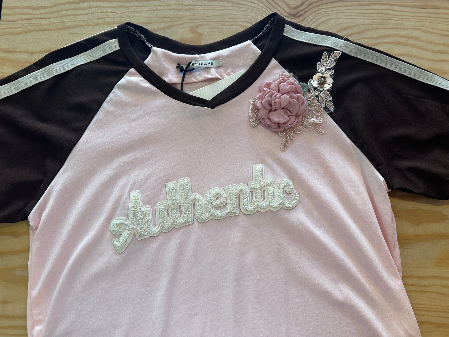 T-shirt bicolore con applicazioni