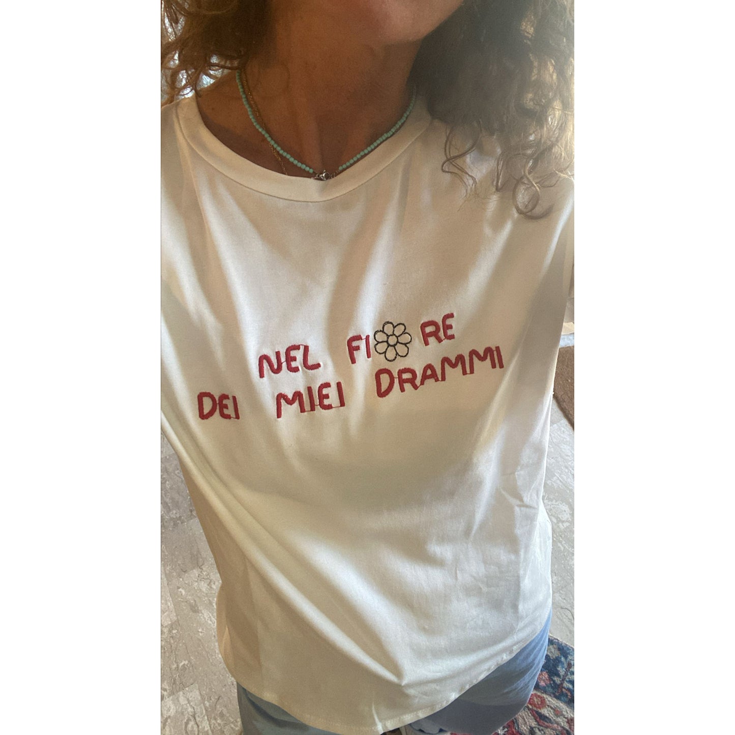 T-shirt ricamata "Nel fiore dei miei drammi"
