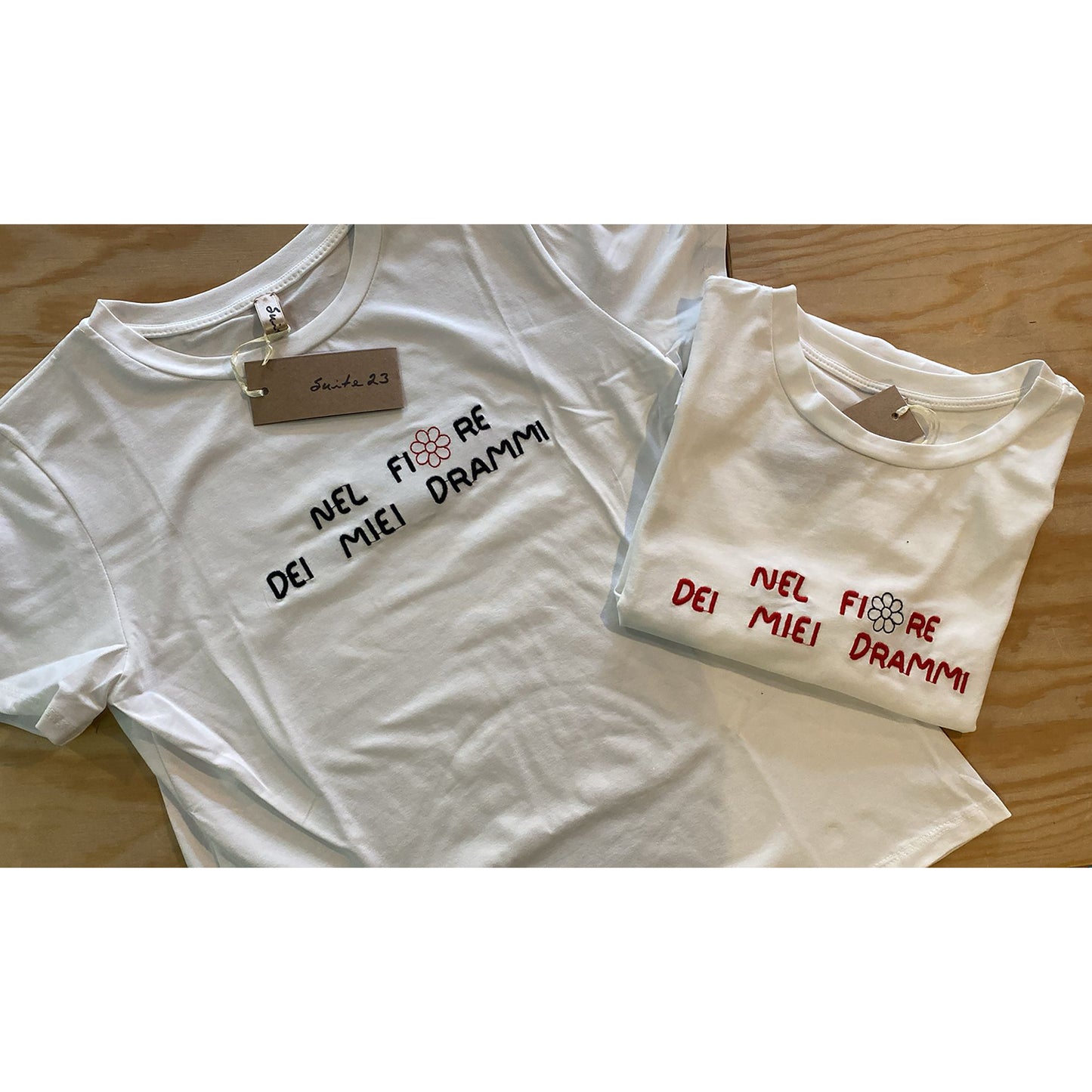 T-shirt ricamata "Nel fiore dei miei drammi"