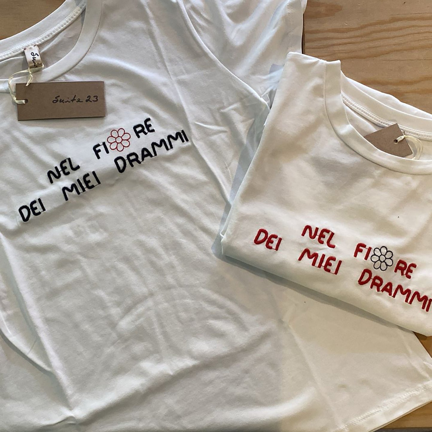 T-shirt ricamata "Nel fiore dei miei drammi"