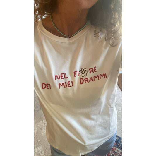 T-shirt ricamata "Nel fiore dei miei drammi"