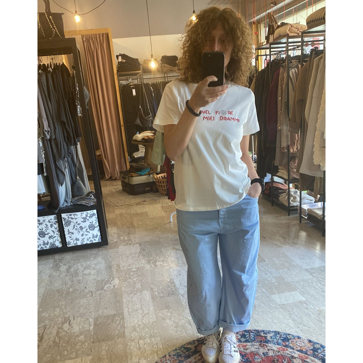 T-shirt ricamata "Nel fiore dei miei drammi"